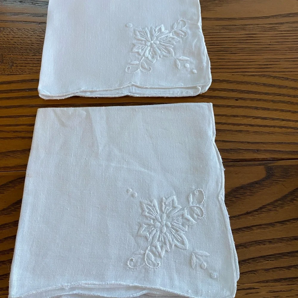 Vintage white tablecloth 40” sq and six (12” sq) napkins w/ embroidered flowers